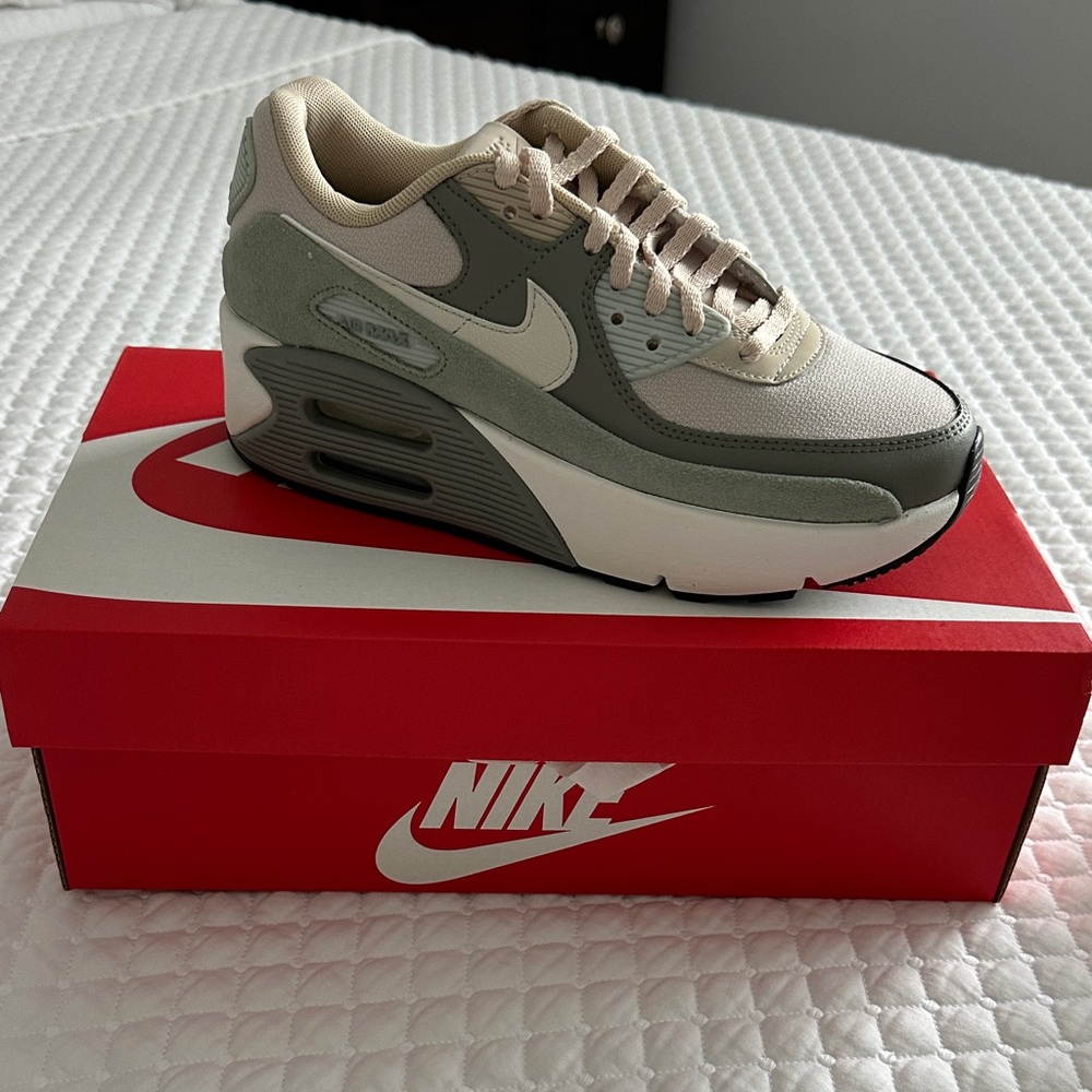 Nike Women's Green and Cream Sneakers. 
NIKE AIR MAX 90 LV8